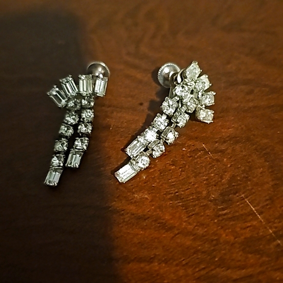 Vintage 1960''s Weiss Rhinestones & Baguette Screw-on Earrings, Silvertone - Picture 3 of 4